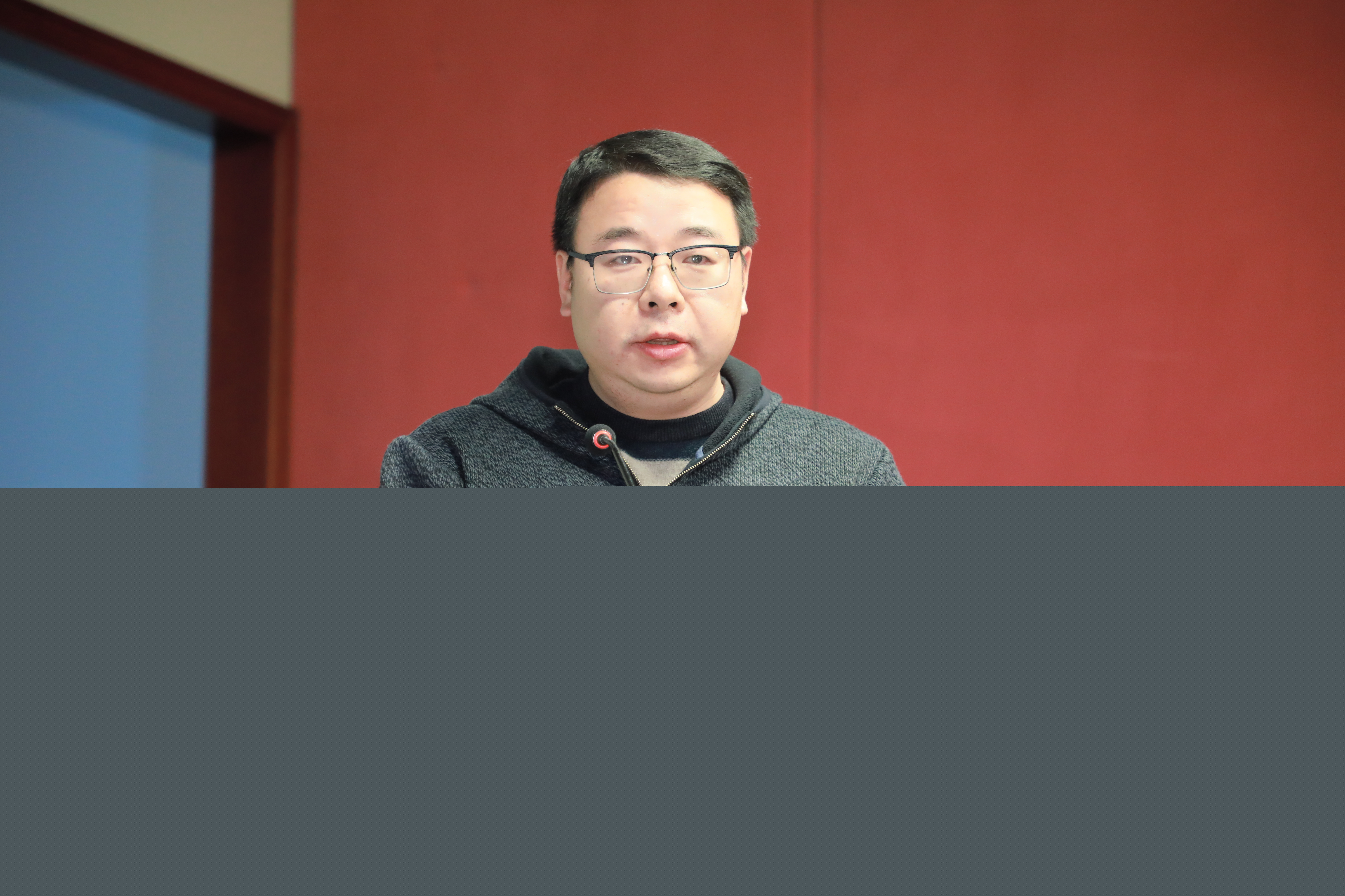 在“采編一線黨旗紅”優...